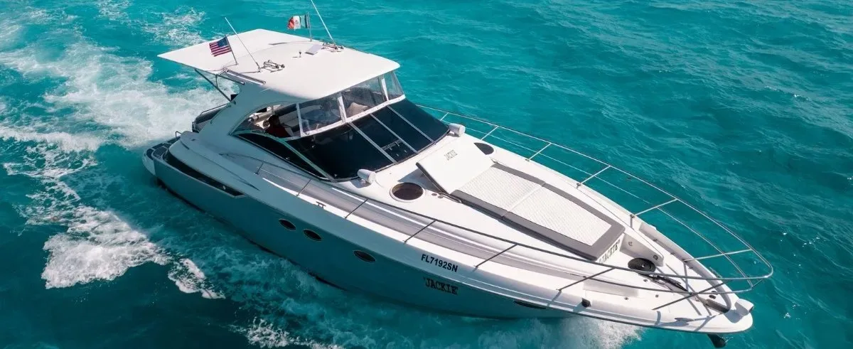 Jackie Regal Marine Industries — Yate de lujo en Cancún disponible para renta