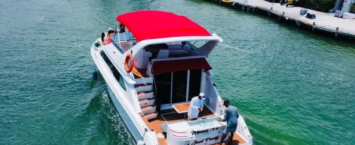 Savage Saint FlyBridge — Yate de lujo en Cancún disponible para renta
