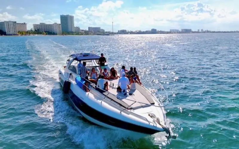 Peninsula Sunseeker — Yate de lujo en Cancún disponible para renta